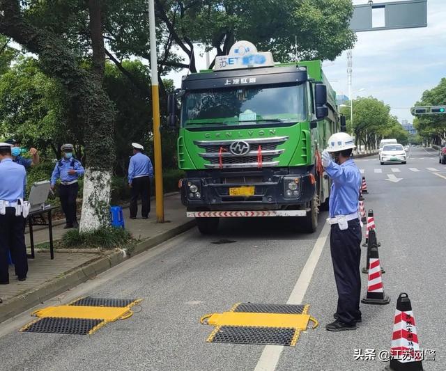 江苏苏州：高新交警严查货车超载，别让祸从“货”起！