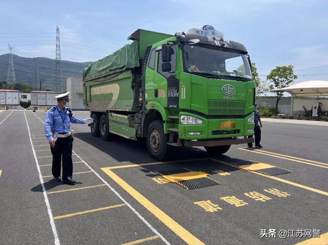 江苏苏州：高新交警严查货车超载，别让祸从“货”起！