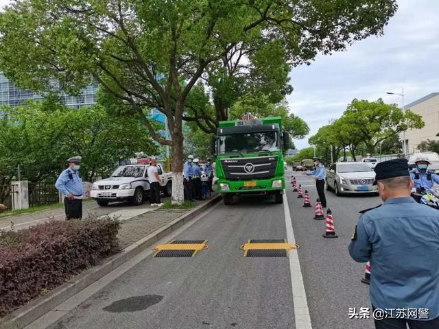 江苏苏州：高新交警严查货车超载，别让祸从“货”起！