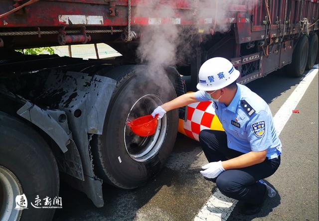 满载板材的货车险自燃 民警及时发现找来“救命水”