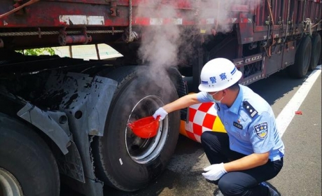 满载板材的货车险自燃 民警及时发现找来“救命水”