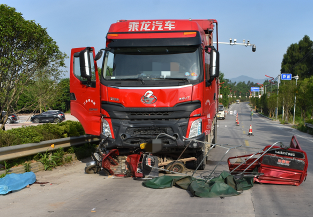 无牌＋无证＋不看路，老人驾驶三轮车直接撞上超速货车……