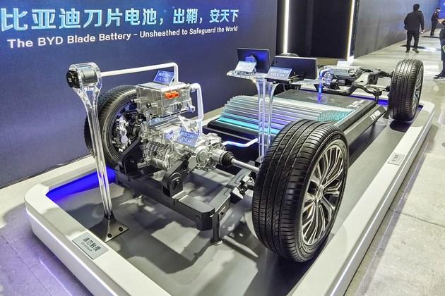 售12.98万元起/配刀片电池/续航600km 实拍比亚迪秦PLUS EV