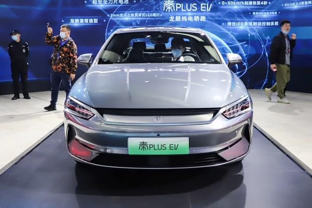 售12.98万元起/配刀片电池/续航600km 实拍比亚迪秦PLUS EV