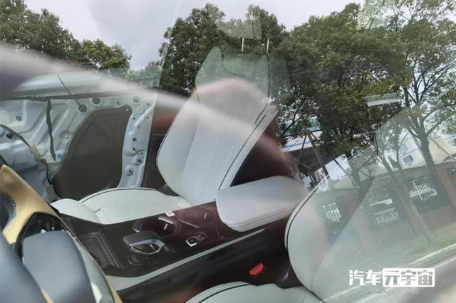 吉利全新SUV街拍曝光！“换壳”老XC60，比CS75大，2.0T动力