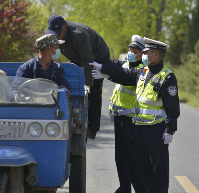 除了上牌，戴头盔，电动车、三轮车上路还有3个新标准