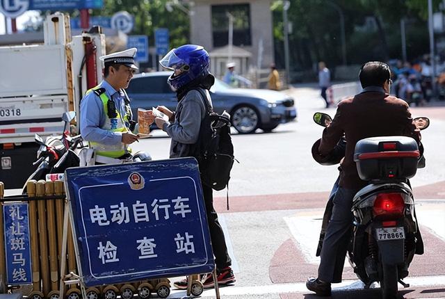 电动自行车不用驾照，但要遵守5+3规定，包括不得违规载人