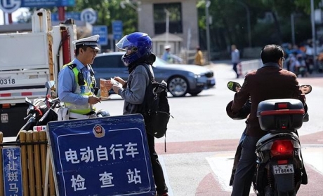 电动自行车不用驾照，但要遵守5+3规定，包括不得违规载人