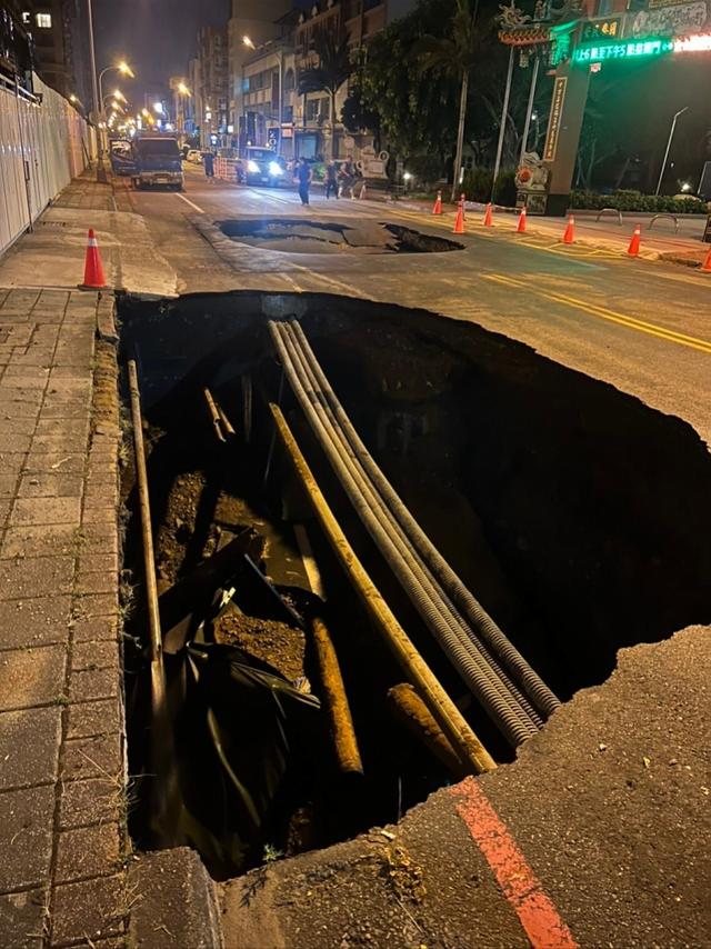 台湾新竹一道路塌陷，有小货车掉入深坑！涉事路段曾多次坍塌