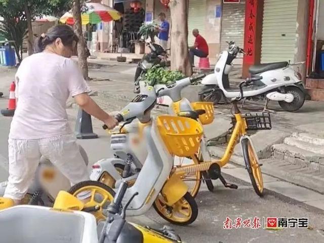 共享电单车停满店门口影响经营，店主一怒之下全推倒