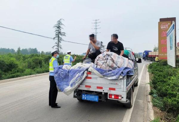 危险又违法！货车违规载人“驶”不得