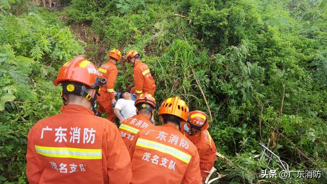 凌晨突发！广东茂名一货车侧翻，有塌陷风险……