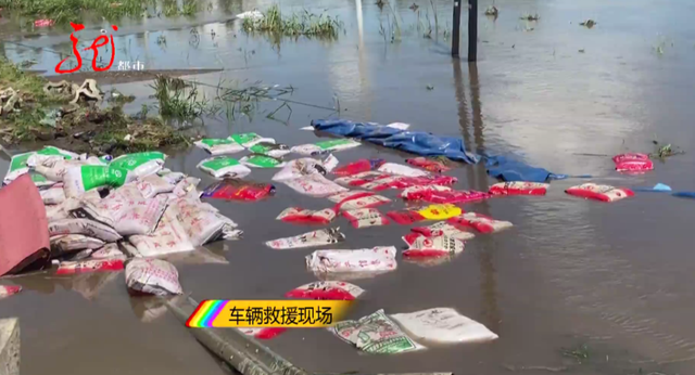 深夜，哈黑公路一辆大货车翻进沟