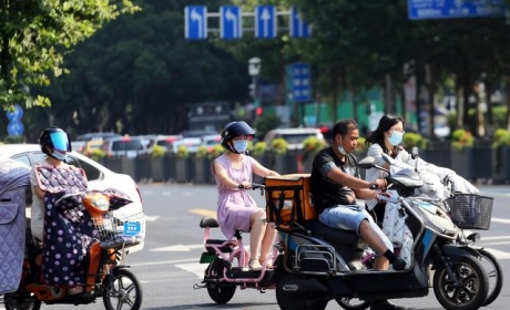 除了戴头盔，电动车、三轮、四轮车上路还有“四禁”新要求