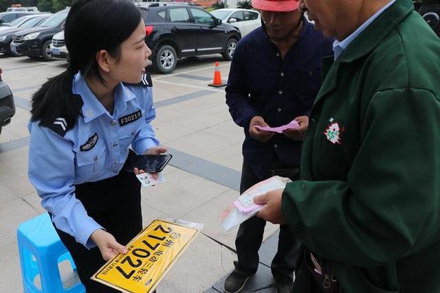 除了戴头盔，电动车、三轮、四轮车上路还有“四禁”新要求