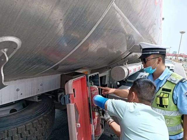 轮台公安交警持续发力严查货车违法行为 严防货车变“祸车”