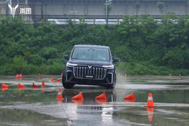 雨中“漫步”显实力，岚图梦想家的驾控能力究竟如何？