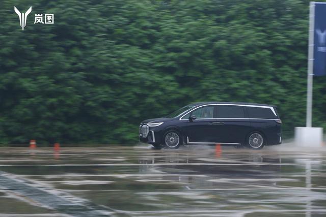 雨中“漫步”显实力，岚图梦想家的驾控能力究竟如何？