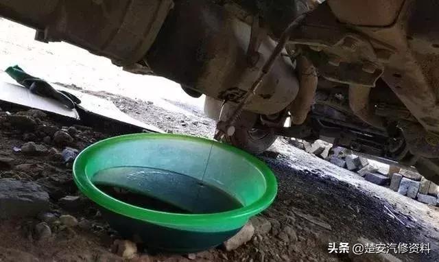 这位汽修师傅艺高人胆大，不用举升机和地沟，平地更换发动机总成