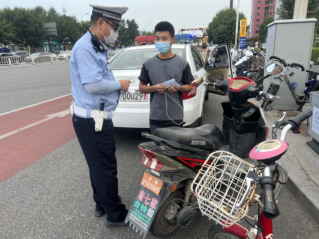 创城在行动！交警治理电动自行车违规上路，这些行为当心被处罚→