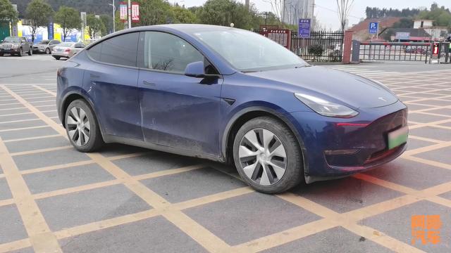 小伙买了台特斯拉Model Y，开9个月后感觉赚了，这思维真的是服