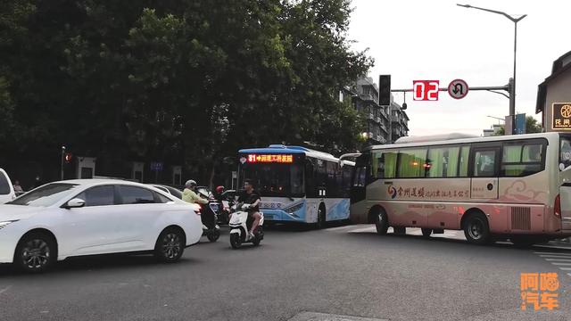 很多城市取消红绿灯读秒，它反倒加大读秒牌，效果好才是真正好