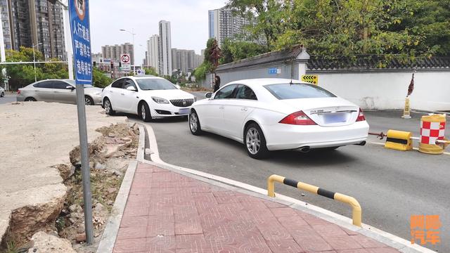 女司机逆行，被男司机堵住要求退回去，换做你，会让她倒回去吗