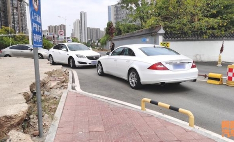 女司机逆行，被男司机堵住要求退回去，换做你，会让她倒回去吗