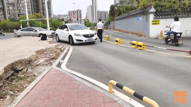 女司机逆行，被男司机堵住要求退回去，换做你，会让她倒回去吗