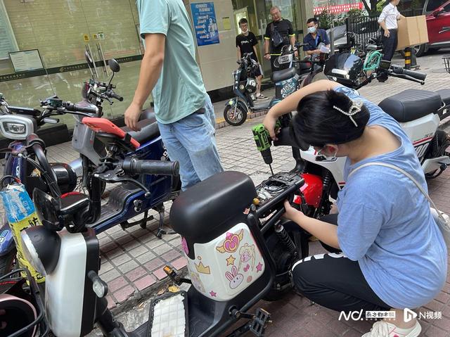 电动车无牌上路开罚在即！有车主忙拆除非法加装，排队上牌