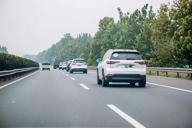 高速堵到没电叫拖车，新能源的遮羞布，再次被无情揭开