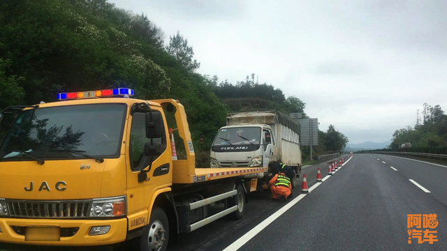 高速堵车，叫拖车背着走应急车道超车，会被处罚吗？