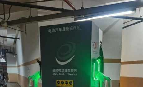 体验各种直流充电桩，功率不同，速度不同，上100kw/h的相当快