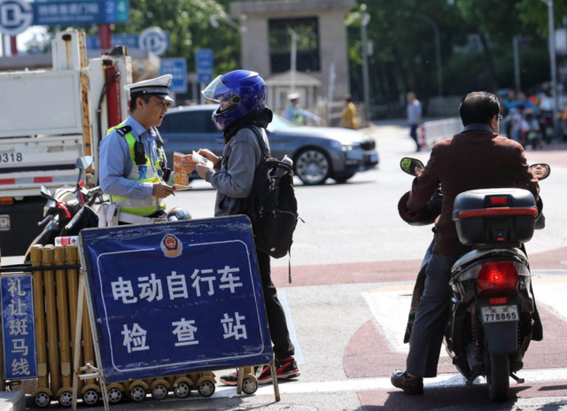 车主注意！骑电动自行车不要驾照，上路做到5点，不怕查车