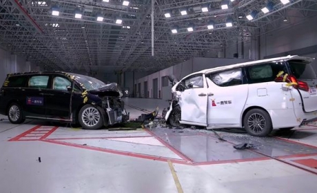 一场对撞测试，彻底撕碎丰田埃尔法“伪豪车”的面具