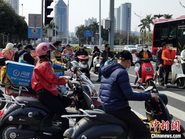 多地明确规定骑电动自行车须戴头盔，有城市免费赠送