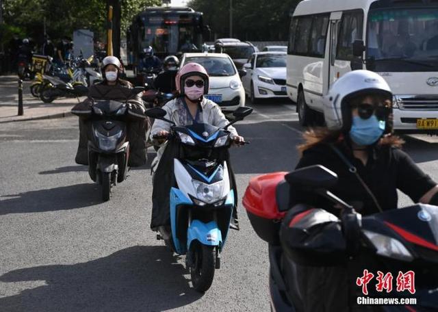 多地明确规定骑电动自行车须戴头盔，有城市免费赠送