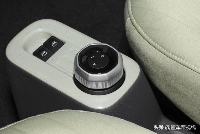 新车 | 吉利首款亲民代步车，实拍熊猫mini，四座布局/储物空间丰富