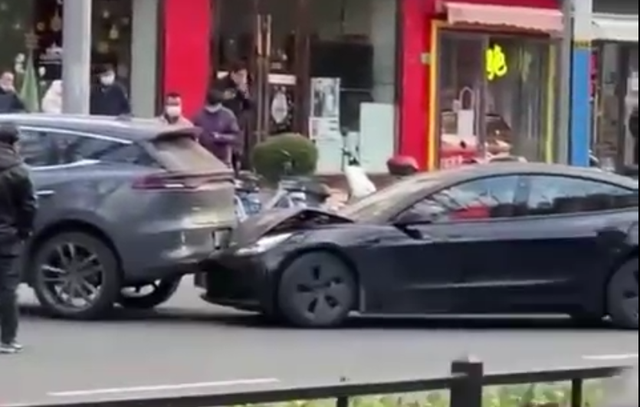 冤家路窄！比亚迪唐为何倒车连撞5次特斯拉Model 3