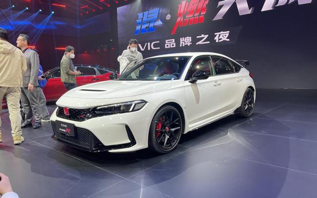 思域TYPE R上市，卖42万，网友：这价格买宝马M240i、奥迪S4不香？