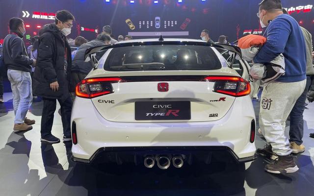 思域TYPE R上市，卖42万，网友：这价格买宝马M240i、奥迪S4不香？