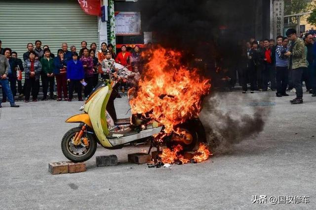 电动车装锂电池到底用哪种更安全，有人说会爆炸，听听师傅怎么说