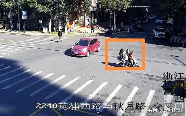 ​4人同挤一辆电动自行车，这种“亲密”很危险！