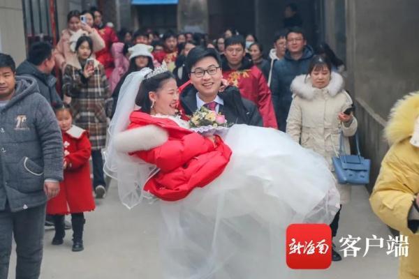 他用13辆电动自行车迎娶心上人，这对在三亚抗疫的湖北情侣结婚了！