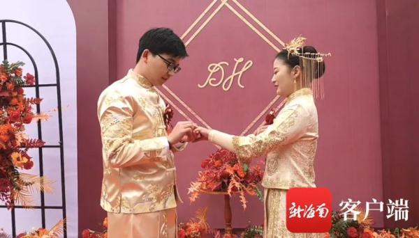 他用13辆电动自行车迎娶心上人，这对在三亚抗疫的湖北情侣结婚了！