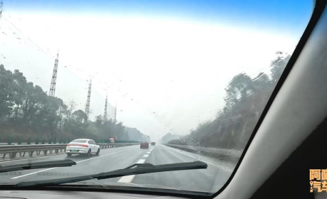 雨天跑高速车窗起雾，别傻傻只会开除雾，喵哥教你两招不起雾