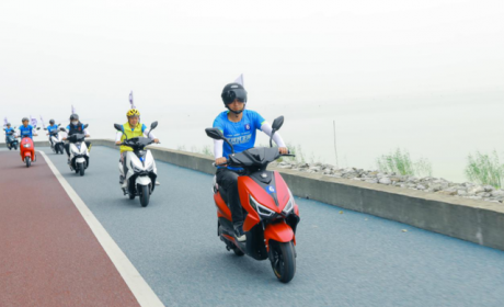 这2款电动车，时速80km/h起，续航180公里，骑行10公里只要7分钟