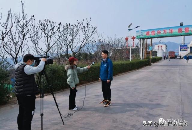 铸就高端应对市场强竞争 -济源电视台万洋电池进行采访