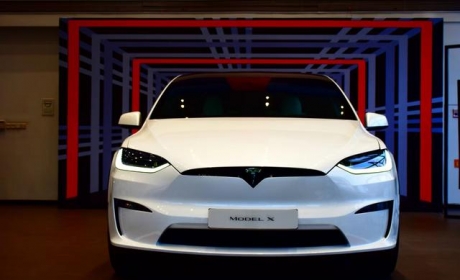 特斯拉不是高端品牌？Model X Plaid,2.6秒破百,该有的它都有